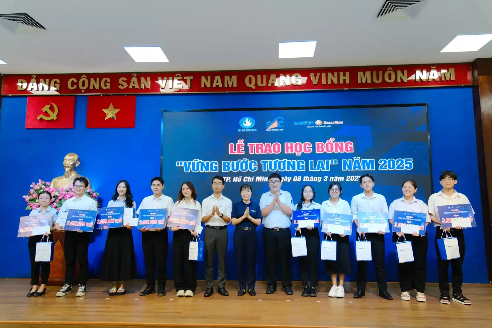 BVSC trao học bổng cho 10 em sinh viên có hoàn cảnh khó khăn