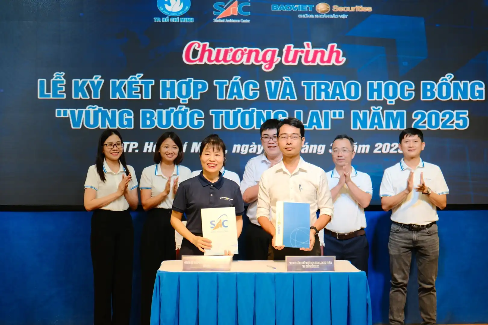 Lễ ký kết hợp tác vào trao học bổng "Vững bước tương lai" năm 2025